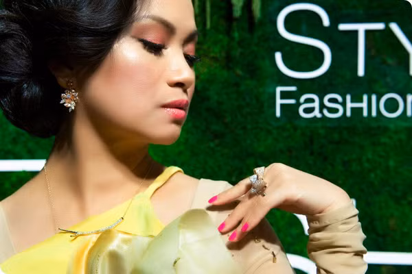 Để tôn thêm vẻ sang trọng, Hà Phương đeo hai chiếc nhẫn vàng đính kim cương hình chiếc nơ của thương hiệu Mimi So. Tổng giá trị của hai món phụ kiện này khoảng 550 triệu đồng.