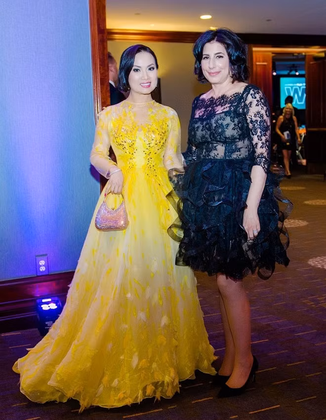 Em gái ca sĩ Cẩm Ly nổi bật tại sự kiện khi diện bộ váy vàng lộng lẫy của nhà thiết kế Việt nổi tiếng Quỳnh Paris.