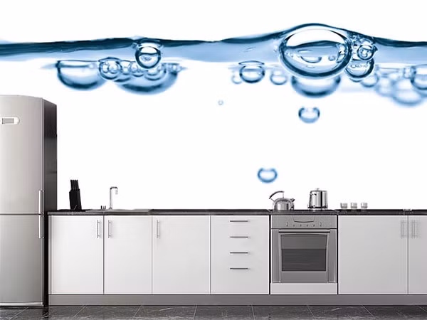 Căn bếp sáng sủa và mát mẻ hơn với bức tranh tường hình giọt nước.