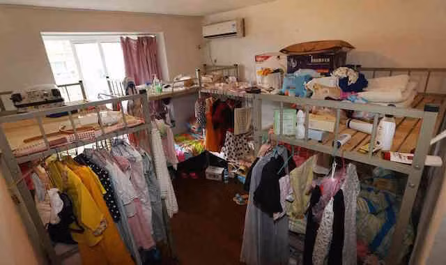 Hình ảnh ghi lại cho thấy trong căn phòng chỉ khoảng 100m2 nhưng chứa đến 36 chiếc giường tầng đơn khiến không gian trở nên chật trội, dễ gây cháy nổ.