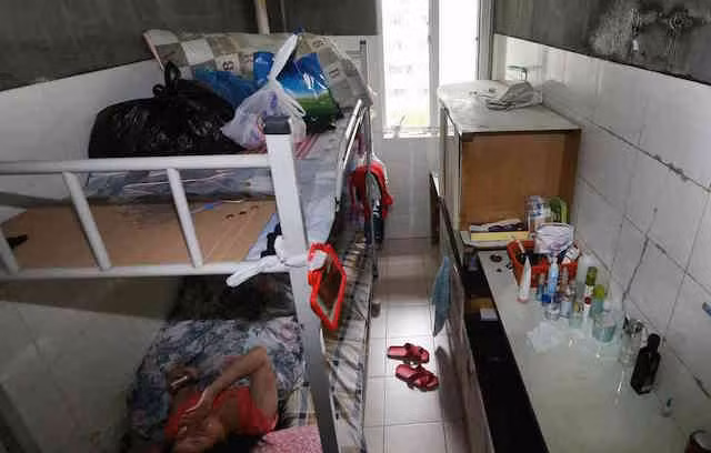 Mỗi chiếc giường là không gian lưu trú cho một người với tầng dưới để ngủ nghỉ và giường tầng trên dùng để chứa đồ.