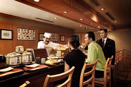 Một nhà hàng Nhật Bản bên trong khách sạn Blue Wave.