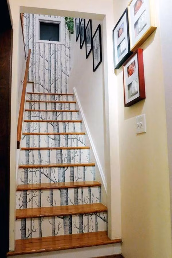 Cach trang tri cau thang voi giay dan tuong cuc an tuong