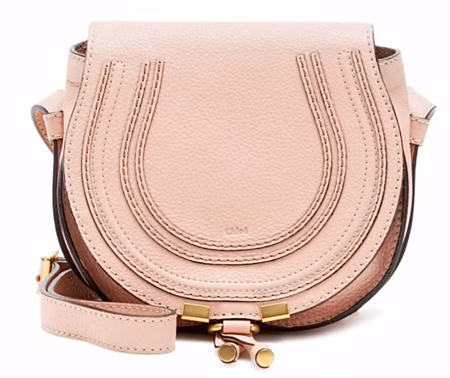 So với những mẫu túi xách hàng hiệu cỡ lớn, túi mini có giá rẻ hơn khá nhiều. Do đó, nhiều phụ nữ có xu hướng chọn cho mình những mẫu túi cỡ nhỏ với giá mềm. Trong ảnh là chiếc Mini Marcie của hãng Chloé có giá 435 bảng (tương đương gần 14 triệu đồng).