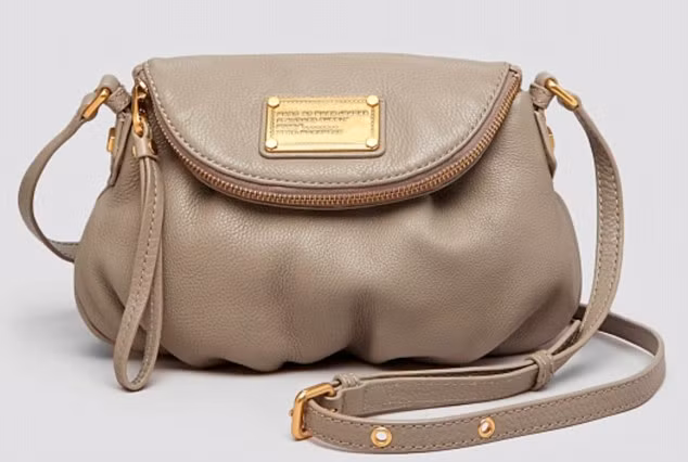 Một trong những chiếc túi gây sốt thị trường năm nay phải kể đến là chiếc Q Natasha phiên bản nhỏ của Marc by Marc Jacobs, với giá 210 bảng Anh (tương đương 6,7 triệu đồng).