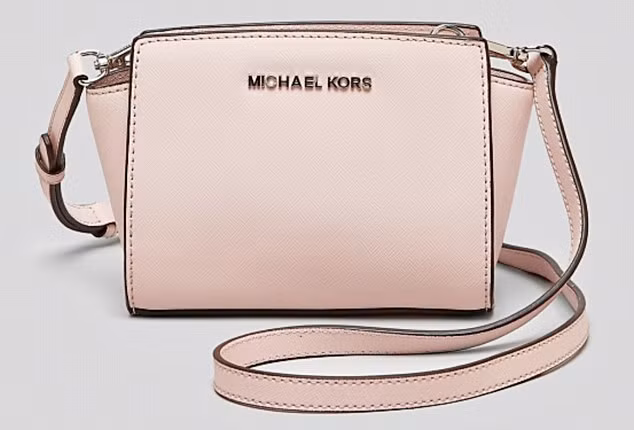 Túi mini Michael Kors Selma, giá 140 bảng (tương đương gần 4,5 triệu đồng).
