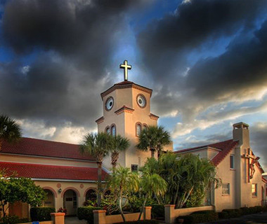 Nhà thờ gần biển trên bãi biển Madeira, Florida (Mỹ) có thiết kế bên ngoài trông khá giống với một chú gà.