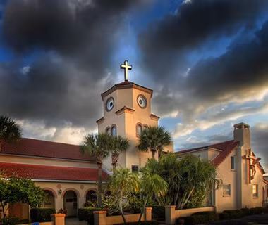 Nhà thờ gần biển trên bãi biển Madeira, Florida (Mỹ) có thiết kế bên ngoài trông khá giống với một chú gà.