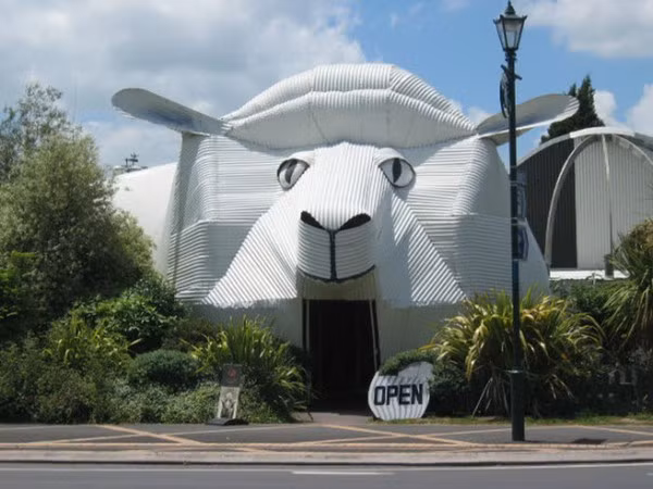 Trung tâm triển lãm Big Sheep Wool and Big Dog Information ở Tirau (New Zealand) - Tòa nhà giống như một con cừu.