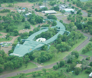Tòa nhà Gagudju Crocodile Holiday, thuộc công viên quốc gia Kakadu ở Australia, có thiết kế giống một chú cá sấu đang nằm phơi mình.