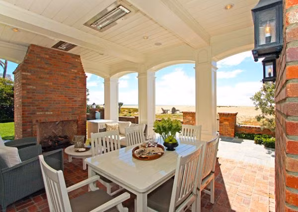 Không gian ăn uống ngoài trời rộng lớn này tạo cảm giác thư thái thoải mái.