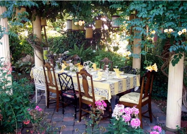 Bạn có thể trang trí bàn ăn bằng những cốc nến để tăng thêm không khí lãng mạn.