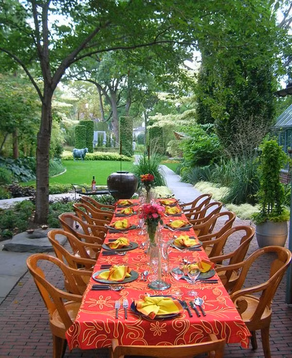 Một khu vực ăn uống ngoài trời được bao quanh bởi cây cối thật sự là một ý tưởng tuyệt vời.