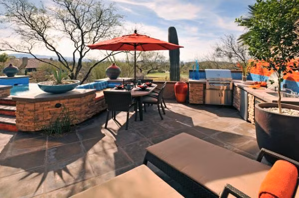 Nếu trời nắng quá, bạn có thể dùng ô che bàn ăn.