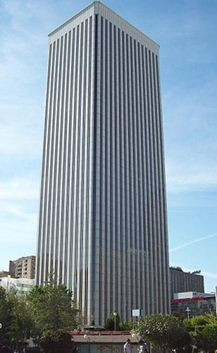 Ortega còn mua tòa nhà cao nhất Tây Ban Nha Torre Picasso ở thành phố Madrid. Tòa nhà cao 157 m và có giá 536 triệu USD.