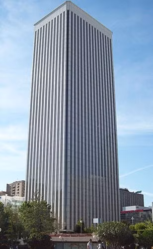 Ortega còn mua tòa nhà cao nhất Tây Ban Nha Torre Picasso ở thành phố Madrid. Tòa nhà cao 157 m và có giá 536 triệu USD.