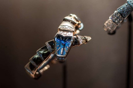 Mặt chiếc đồng hồ Bulgari Serpenti được gắn đá thạch anh và dây đồng hồ gắn kim cương.