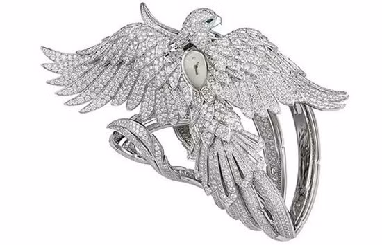 Hãng Cartier đã cho ra đời một mẫu đồng hồ cực kì đẹp mắt với hình dáng một chú chim phượng hoàng – một trong những linh vật nổi tiếng trên thế giới. Không chỉ với kiểu dáng độc đáo, nó còn được làm từ 18 carat vàng trắng và trang trí với hơn 3.000 viên kim cương dáng hột xoàn (brilliant-cut) có tổng trọng lượng lên tới 80 carats cùng với một viên kim cương nặng khoảng 3,35 carats.