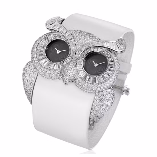 Chiếc đồng hồ mặt chim cú mèo là 1 trong 150 sản phẩm trang sức độc đáo thuộc BST World Animal kỷ niệm 150 năm Chopard ra đời. Đồng hồ hình con cú 18 carat vàng trắng và vàng hồng cùng với những viên những viên kim cương để trang trí.