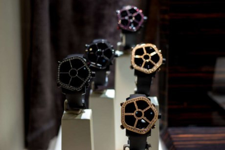 Chiếc đồng hồ Jacobs &amp; Co Ghost- 47mm này có màn hình LCD, được làm từ thép không gỉ PVD đen. Nó có khả năng chịu được nước ở độ sâu 30m và có giá khoảng 10.000 bảng Anh.