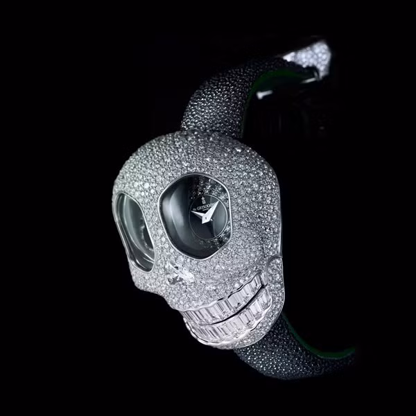 Đồng hồ hình đầu lâu có tên Crazy Skull của hãng De Grisogono. Các thợ chế tác của De Grisogono đã phải mất 250 giờ và 1 năm nghiên cứu để cho ra đời chiếc đồng hồ đỉnh này.