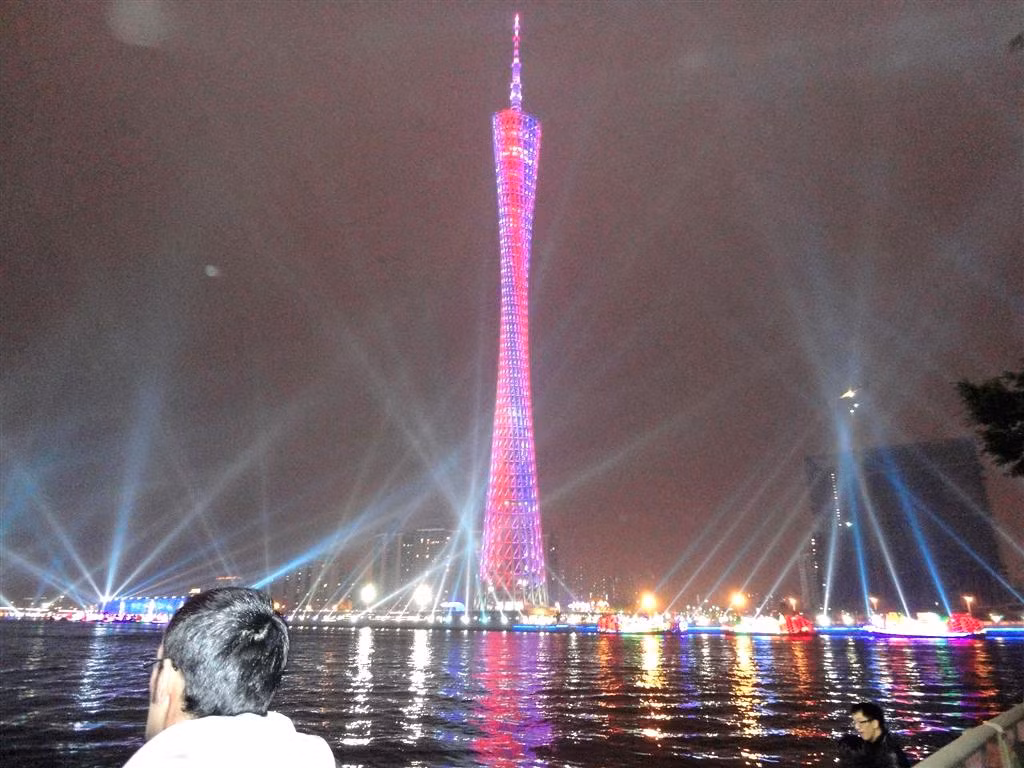 Tháp được thiết kế phức tạp và do công ty kiến trúc Hà Lan IBA đảm nhiệm thi công. Canton Tower được bắt đầu thi công vào tháng 11/2005 và hoàn thành tháng 8/2009 với 108 tầng.