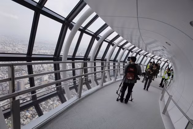 Tòa tháp truyền hình cao nhất thế giới này được xây dựng bằng các ống tháp chịu lực đặc biệt, bao quanh cột bê tông ở trung tâm. Về mặt cấu trúc chúng tách biệt hoàn toàn với nhau ở phần giữa của tòa tháp. Trong trường hợp xảy ra động đất, lõi bê tông và khung thép được thiết kế bù trừ cho nhau để giảm sự chuyển động tổng thể của tòa nhà. Trong hình là đài quan sát của tháp.