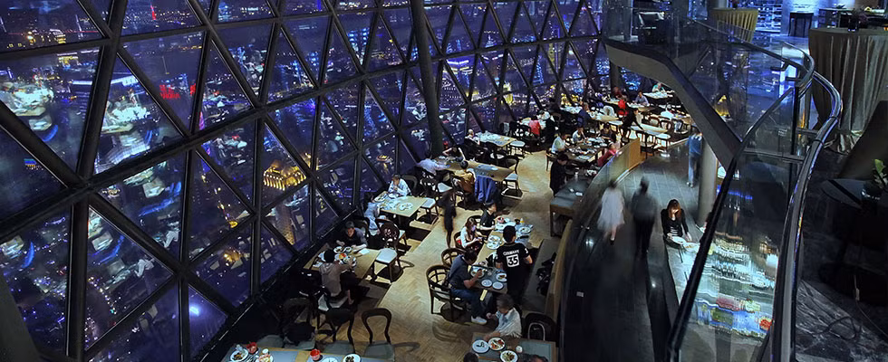 Tháp có 3 tầng quan sát. Tầng cao nhất (được gọi là mudule không gian) cao 350 m. Các tầng thấp hơn là 263 m (tầng ngắm cảnh) và 90 m (thành phố không gian). Tháp có một nhà hàng xoay ở tầng cao 267 m và có các phòng triển lãm, nhà hàng, khu mua sắm, phòng khách sạn. Ảnh: Nhà hàng xoay trong tòa tháp.