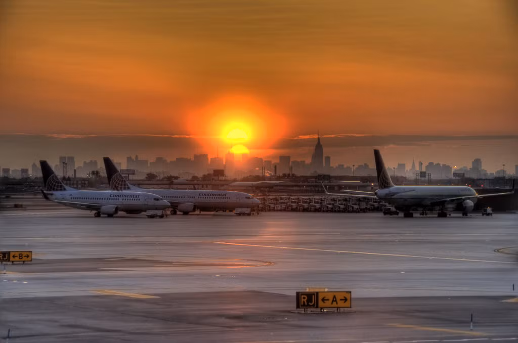 Bình minh trên sân bay quốc tế Newark Liberty (New York, Mỹ): Đây là một sân bay quốc tế phục vụ vùng đô thị New York. Năm 2009, sân bay này đã phục vụ 33,1 triệu lượt khách, là sân bay bận rộn thứ nhì trong các sân bay của thành phố New York.