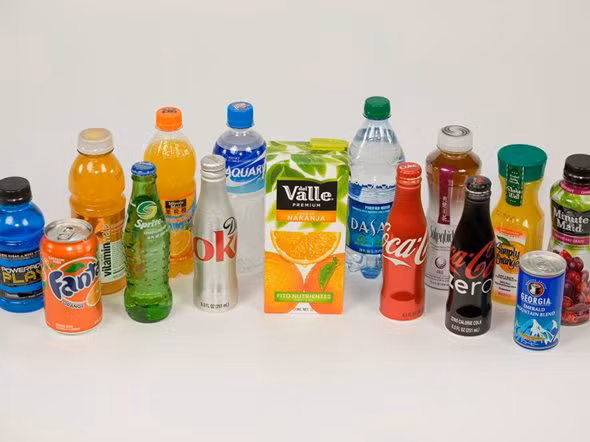 Coca Cola có 33 nhãn hiệu đồ uống không cồn mang về doanh thu hơn 1 tỷ USD. Trên thế giới, bình quân cứ 4 ngày một người sẽ tiêu thụ một sản phẩm của Coca Cola.