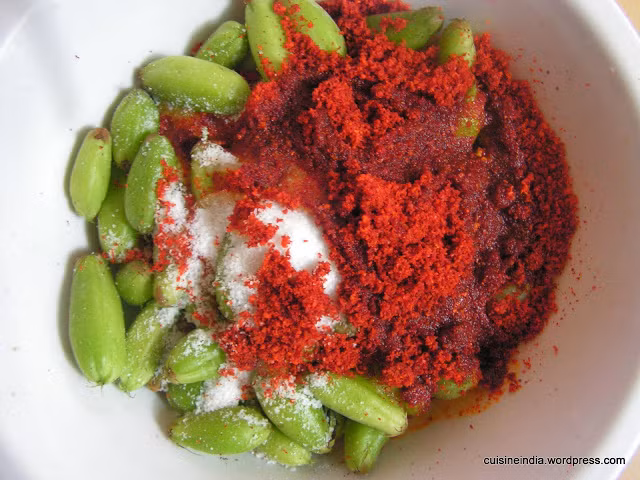 Khế xanh thường được đem làm món khế dầm muối ớt.