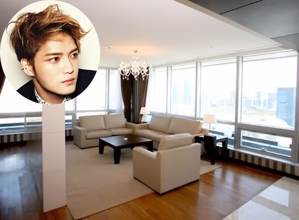 Căn biệt thự trên không của Jaejoong (JYJ) có giá 3 tỷ won (khoảng 60 tỷ đồng) nằm tại đường Samsungdong, Seoul. Jaejoong chia sẻ rằng, ngay cả khi ở nhà, anh cũng sẽ cảm thấy như đang đi du lịch ở những nơi khác nhau. Ý tưởng thiết kế cho căn hộ do chủ nhân của căn nhà và kiến trúc sư cùng bàn bạc với nhau.