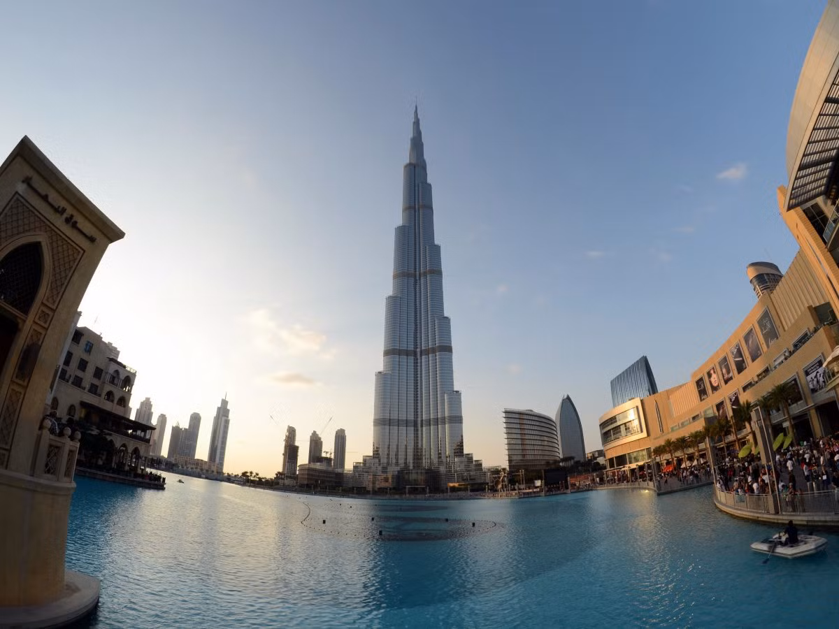 1. Burj Khalifa (Burj Dubai) tại Dubai, Các tiểu vương quốc Ả Rập Thống nhất: Đây là tòa nhà chọc trời cao nhất thế giới kể từ khi được xây dựng từ năm 2010 đến nay. Burj Khalifa có chiều cao 828m, tương ứng với 160 tầng và tổng diện tích 517.240 mét vuông.