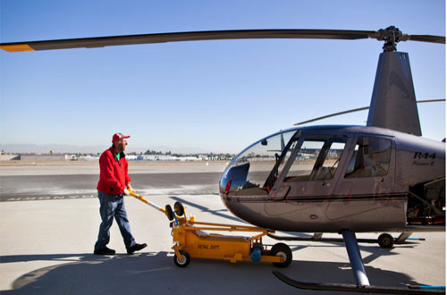 Chiếc trực thăng R44 hoàn thiện đang chuẩn bị có chuyến bay thử nghiệm. Dòng trực thăng này của Robinson có giá khoảng 400.000 USD.
