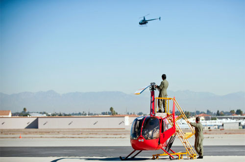 Các phi công đang thử nghiệm một chiếc trực thăng tại Zamperini Field.