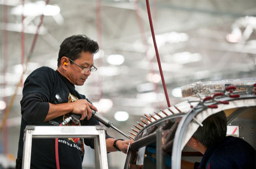 Theo số liệu năm 2013, hãng sản xuất trực thăng dân dụng hàng đầu thế giới này có khoảng 1.300 nhân viên để sản xuất 500 trực thăng bàn giao cho khách hàng.