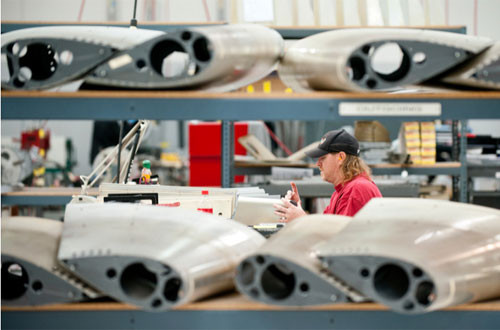 Linh kiện lưu trữ trên kệ trước khi được lắp ráp lại với nhau trong xưởng chế tạo rộng tới 57.000 m2.