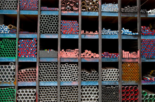 Ống kim loại có màu sắc bọc bằng hợp kim sẽ được sử dụng trong việc lắp ráp trực thăng Robinson.