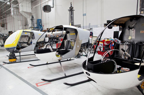 Công ty trực thăng Robinson có hai tòa nhà lắp ráp máy bay tại Zamperini Field, Torrance.