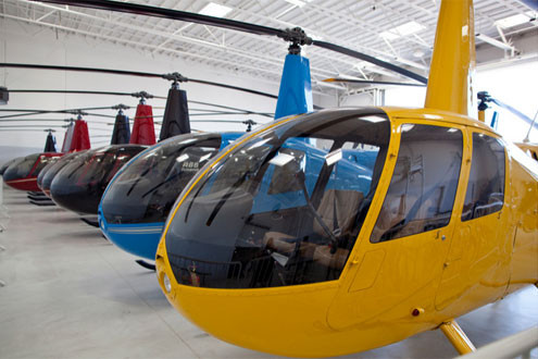 Những chiếc trực thăng hoàn thiện được lưu trữ trong một nhà chứa máy bay của hãng Robinson. Giá trung bình của ba mô hình trực thăng Robinson này dao động từ 275.000 đến hơn 850.000 USD.