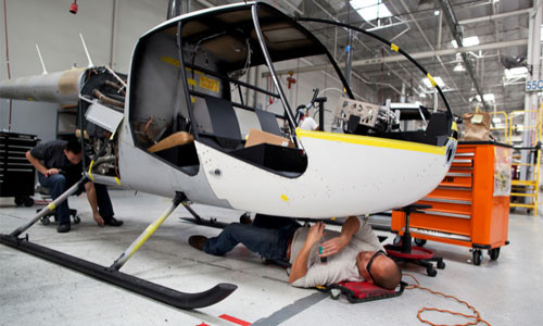 Một nhân viên đang lắp ráp chiếc trực thăng Raven II.