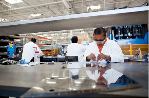 Các nhân viên phải làm việc hết sức tỉ mỉ và cẩn thận để hoàn thiện từng chi tiết của mỗi chiếc trực thăng.