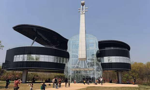 Tòa nhà hình cây đàn Piano được xây dựng trên khu đất trống tại tỉnh An Huy, Trung Quốc năm 2007. Tòa nhà có hình dáng độc đáo: hình cây đàn Piano với các phím trắng đen và cây đàn violon bằng kính. Tòa nhà gồm 2 khán phòng lớn, là nơi biểu diễn và luyện tập cho sinh viên trường Nhạc tại An Huy.