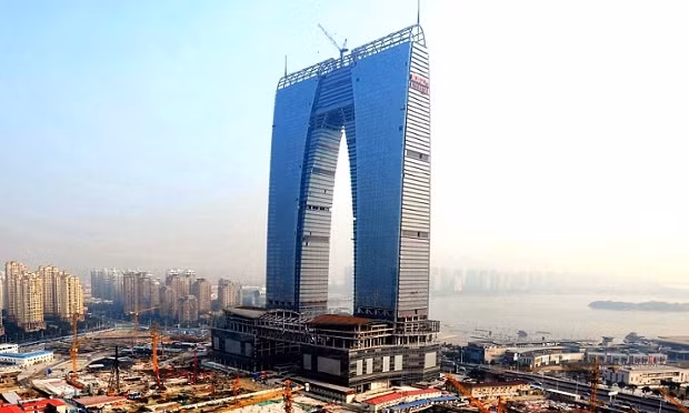 Tòa nhà Cổng Phương Đông ở TP Tô Châu, tỉnh Giang Tô cao 300 m, được ví như... đôi chân dài miên man của một thiếu nữ.