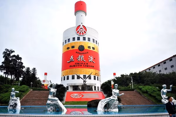 Tòa nhà văn phòng của tập đoàn Wuliangye, tại thành phố Nghi Tân, tỉnh Tứ Xuyên, có hình dáng của một chai rượu.