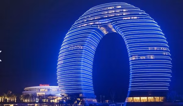 Khách sạn Sheraton, ở Hồ Châu, Chiết Giang: Khách sạn đặc biệt này có thiết kế hình móng ngựa - biểu tượng của sự may mắn trong văn hóa Trung Quốc.