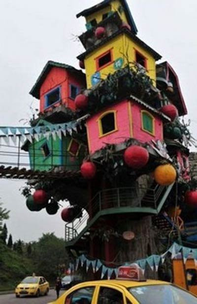 Tòa nhà này gồm một số căn nhà tranh nhiều màu sắc bắt mắt gắn vào với nhau ở Trùng Khánh.