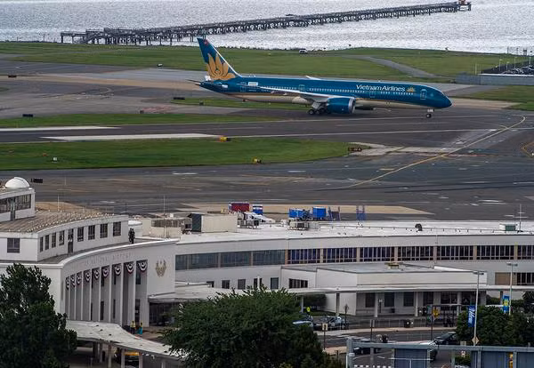 Máy bay Boeing 787-9 Dreamliner của Vietnam Airlines hạ cánh xuống sân bay quốc gia Ronald Reagan tại Thủ đô Washington.
