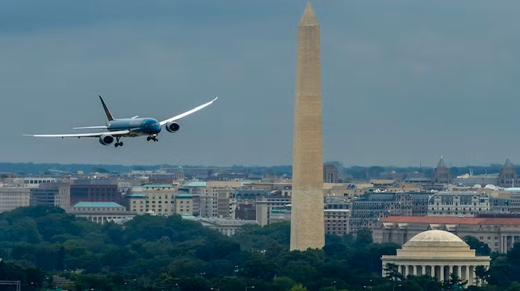 Chiếc máy bay Boeing 787-9 Dreamliner đầu tiên của Vietnam Airlines đã có màn bay lượn qua đài tưởng niệm ở Thủ đô Washington ngày 6/7.