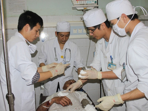 Các y, bác sĩ Bệnh viện đa khoa tỉnh Thanh Hóa nỗ lực để cứu chữa những người bị thương trong vụ tai nạn.